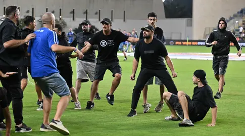 קטטה בין אוהדי הפועל פתח תקווה לבית"ר ירושלים (ראובן שוורץ)