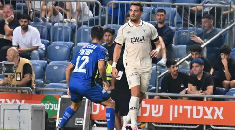 ירדן שועה עם הכדור (ראובן שוורץ)