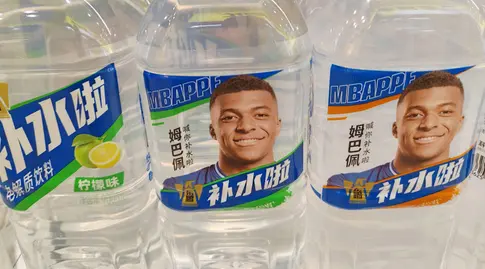 הבקבוקים של אמבפה בסין (IMAGO)