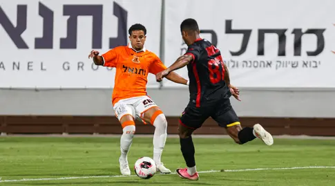 הוגו דה פלורס ומוחמד עמאר (שחר גרוס)