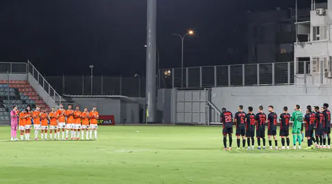 שחקני בני יהודה ומ.ס אשדוד בדקת הדומייה לדוד מושביץ (שחר גרוס)