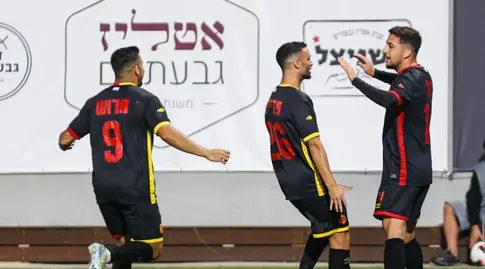 שחקני אשדוד חוגגים עם שביט מזל (שחר גרוס)
