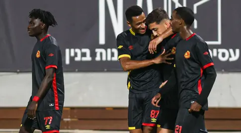 שביט מזל חוגג עם שחקני אשדוד (שחר גרוס)