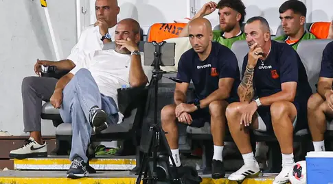אלי לוי על הספסל (שחר גרוס)