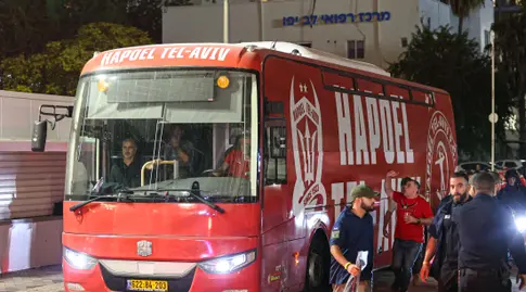האוטובוס של שחקני הפועל תל אביב (שחר גרוס)
