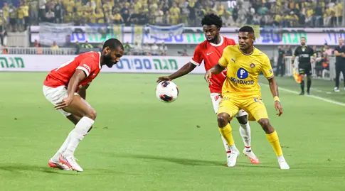הליו וארלה עם הכדור (שחר גרוס)
