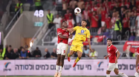 אלעד מדמון ופרננד מאיימבו קופצים לכדור גובה (רדאד ג