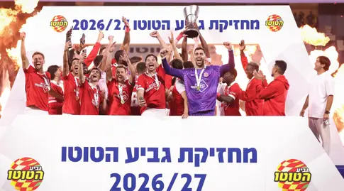 הפועל תל אביב מניפה את גביע הטוטו (רדאד ג'בארה)