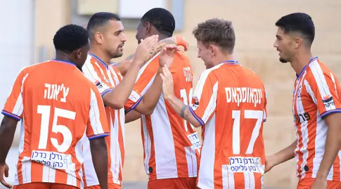 שחקני הפועל ראשון לציון חוגגים (חג