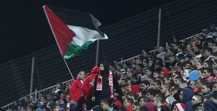 דגלי פלסטין ביציעי סכנין (עמית מצפה)