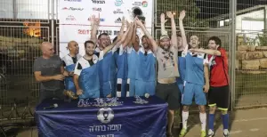 מקאן מניפים את גביע הקופה ברזנ'ה 2017