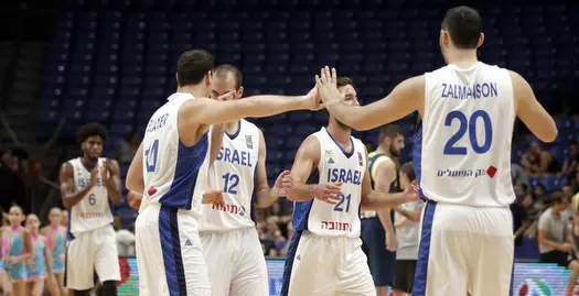 שחקני נבחרת ישראל חוגגים (שחר גרוס)