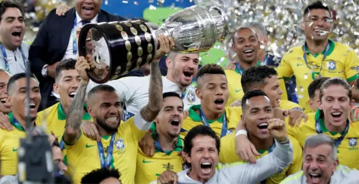 שחקני ברזיל עם הגביע (רויטרס)