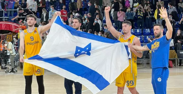 שחקני מכבי תל אביב עם דגל ישראל (האינסטגרם של מכבי ת