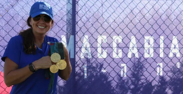 לאה אובריין-אמיקו עם מדליות הזהב האולימפיות  (גיא בנדר)