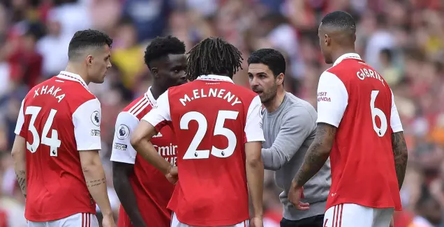 Mikel Arteta med Arsenal-spillere (Reuters)