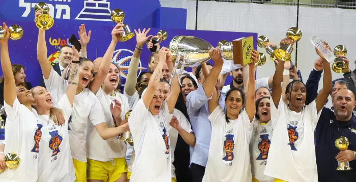 שחקניות אשדוד מניפות את גביע המדינה (שחר גרוס)