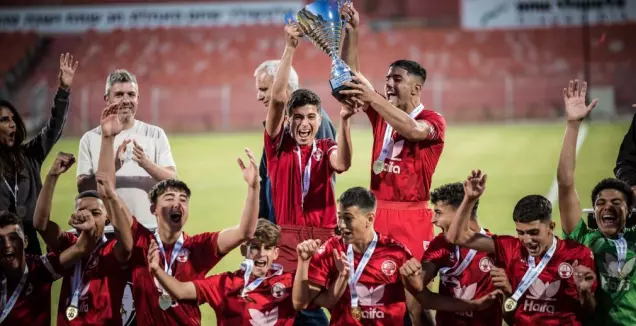 נערים ג' של הפועל באר שבע מניפים את גביע המדינה (ההתאחדות לכדורגל)