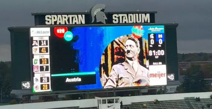 דמותו של היטלר מוקרנת על המסך באצטדיון של אוניברסיטת מישיגן סטייט (צילום מסך)