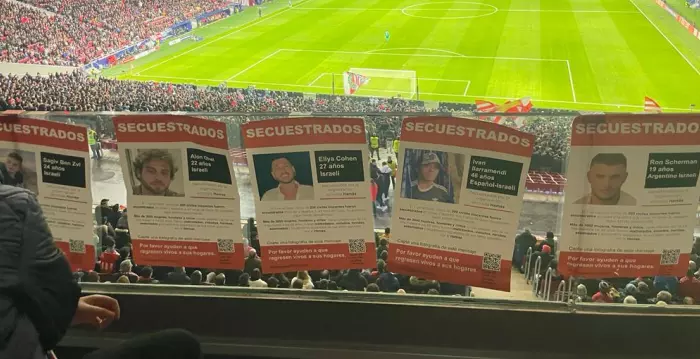 מחווה לחטופים באצטדיון של אתלטיקו מדריד (פרטי)