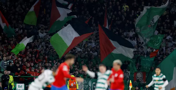 דגלי פלסטין ביציע אוהדי סלטיק (רויטרס)