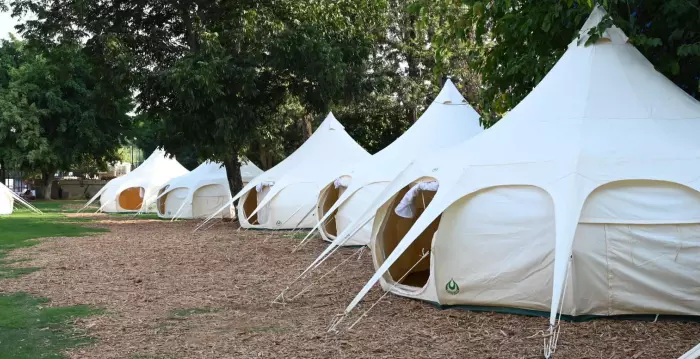 מתחם אוהלי גלאמפינג בכפר מכביה  (מורג ביטן)