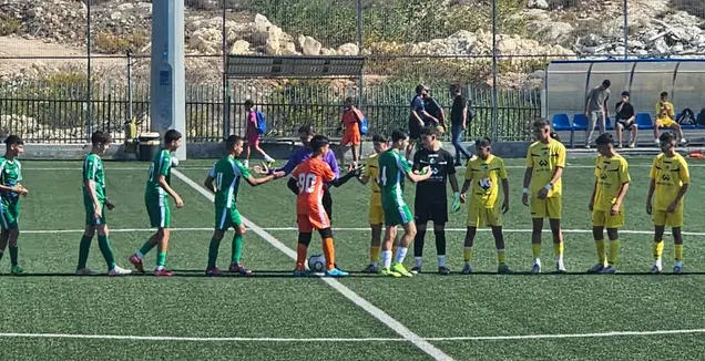 שחקני איכסאל ועוספיא נערים ג' לפני המשחק (מכבי עוספיא)