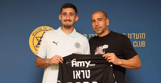 עידן טראו עם סוכנו טל בן חיים (האתר הרשמי של מכבי ת"א)
