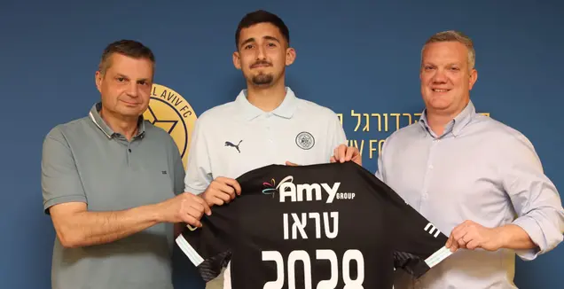 עידן טראו עם ג'ק אנגלידיס ובן מנספורד (האתר הרשמי של מכבי ת"א)