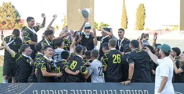 שחקני מכבי נתניה נערים ב' מניפים את הגביע (לילך וויס-רוזנברג)