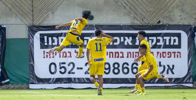 שחקני הנוער של מכבי תל אביב חוגגים (רועי כפיר)
