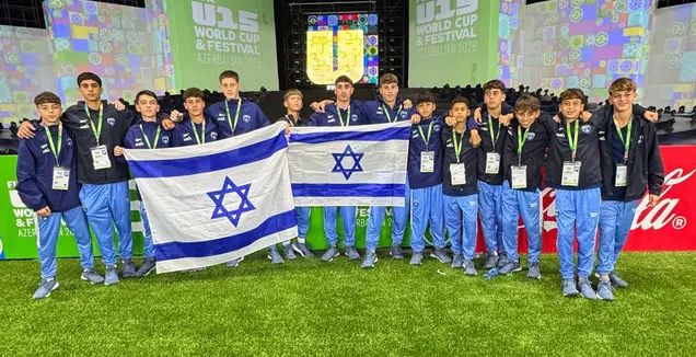 שחקני השנתון הבוגר של האקדמיה לכדורגל במבואות ים בבאקו (קרדיט צילום: ההתאחדות לכדורגל)